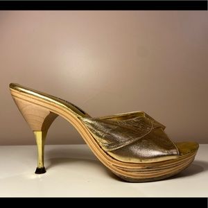 BETSY JOHNSON GOLD US9 SLIP ON HEEL